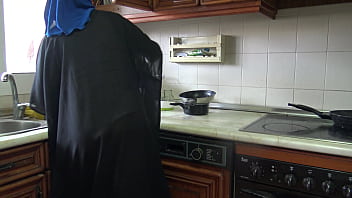 Istri Arab Dikentot Dan Diberi Airmani Oleh Pemuda Jerman