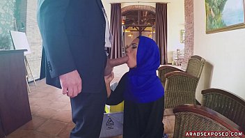 Pembantu Arab Pelan-pelan Menghisap Kontol