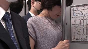 電車で痴漢に弄ばれる熟れた五十路母、堀美也子