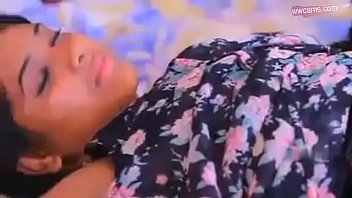 Gadis India Seksi Menggoda Dengan Memamerkan Putingnya Yang Panas