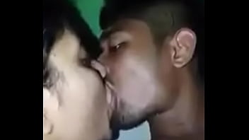 Gadis Desi Panas Berciuman Menggoda