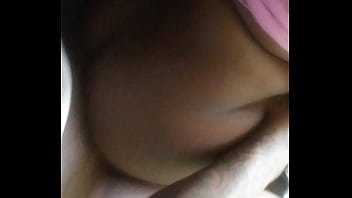 Gadis Hitam Manis Bersiap Untuk Hari Kerjanya Yang Panas