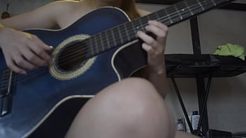 Gadis Musik Bayar Dengan Seks Demi Masuk Band, Dia Sangat Suka Kontol Hingga Menelannya Habis Dan Masih Minta Tambah
