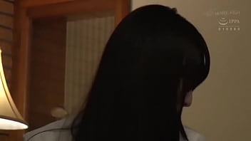 Nona Jepang Bergoyang Di Sofa Sambil Asyik Main Game
