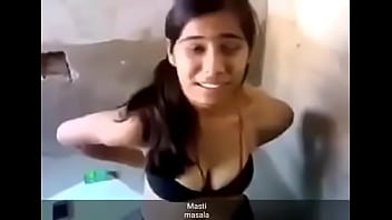 Gadis Desi Seksi Melepas Pakaian Dengan Penuh Gairah