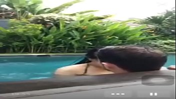 Bercinta Liar Di Kolam Renang Saat Siaran Langsung