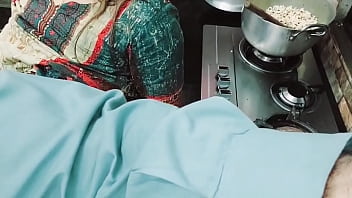 Istri India Sibuk Memasak Sementara Lubang Pantatnya Ditembak Suami Yang Suka Ditipu Dengan Audio Hindi Yang Jelas