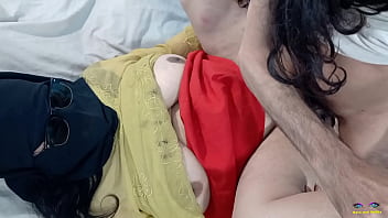 Istri Muslimah Nakal Berhijab Digilir Di Atas Meja Pakai Kacamata Hitam, Adegan Panas Dengan Suara Hindi Jelas
