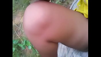 Gadis Seksi Di Ladang Dengan Suara Hindi Yang Menggoda