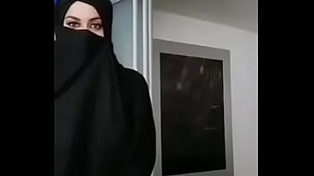 Tante Berjilbab Montok Dengan Tetek Gede Melenggak Lenggok Telanjang