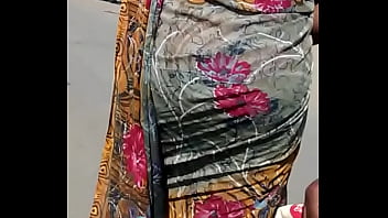 Paha Mulus Mengintip Dari Balik Saree Yang Membelit