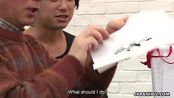 Gadis Asia Basah Kuyup, Celup Kuas Ke Dalam Cat Lalu Poles Memeknya Yang Sudah Menetes