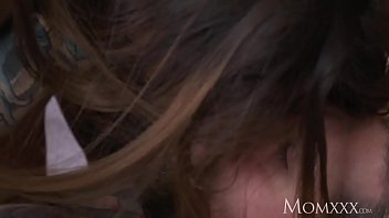 Ibu Rumah Tangga Prancis Yang Kesepian Dan Putus Asa Menggoda Suaminya Dengan Pria Muda Yang Liar