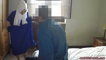 Gadis Arab Cantik Menggoyangnya Dengan Mulut Demi Uang