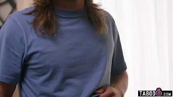 Adik Tiriku Yang Manis Menangkapku Mengintip Ibu Tiriku Yang Seksi