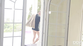 Misha Maver, Si Gadis Rusia Yang Panas, Meminta Si Perampok Untuk Menggenjot Memeknya Dengan Brutal