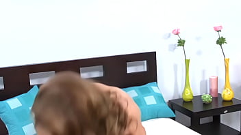 Ibu Dengan Payudara Besar Yang Menggoda