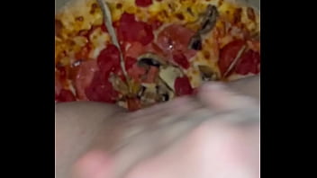 Putri Arab Los Angeles Menggoda Dengan Pizza, Cokelat, Dan Es Krim Dalam Aksi Masturbasi Panas