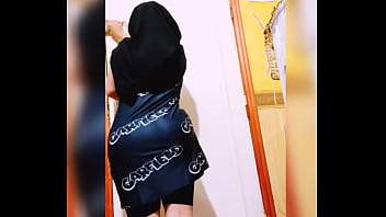 Rutin Seksi Cewek Arab Berhijab, Goyangan Pantat Besar Menggoda Di Video Pertama