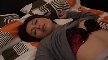 Ibu Tiri Jepang Yang Panas Menggoda Menghisap Kontol Anak Tirinya Yang Muda