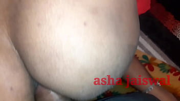 गांव की देसी आंटी अकेली जा रही थी, उसे पटाकर पहली बार गाड़ी में जोरदार चुदाई की