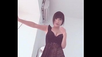 Gadis China Menggoyang Tubuh Seksi Dengan Gerakan Menggoda