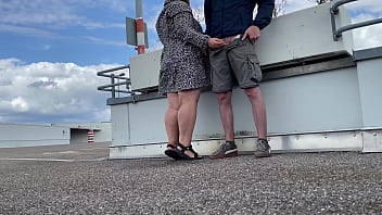 Nyonya Nakal Melebarkan Kakinya Lebar-lebar Dan Membungkuk Untuk Buang Air Kecil Di Area Parkir