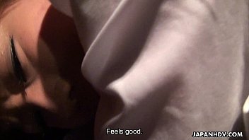 Mengejarnya Dari Belakang Di Kamar Yang Remang-remang