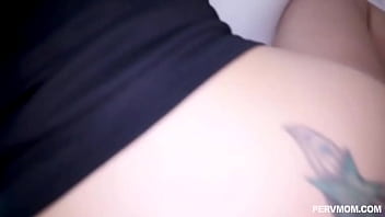 Ibu Tiriku Yang Seksi Membiarkan Anak Tiriku Meniduri Memek Milfku Sesuka Hatinya