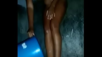 Gadis Desi Seksi Mandi Basah Kuyup