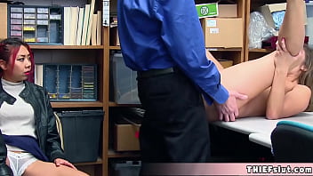 Gadis Cina Imut Dan Teman Pirangnya Ketahuan Mencuri Dengan Gaya Seksi