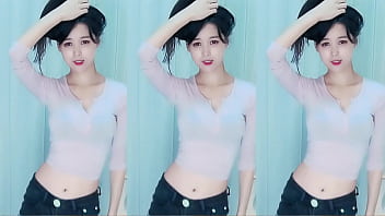 Cô Gái Trung Quốc Uốn éo Trên Mái Nhà Rực Lửa