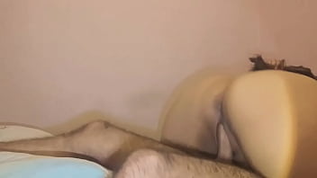 كلام العاهرة المثيرة يلهب الشهوة وهي تُمارس الجنس من مؤخرتها، استمع إلى نساء الشعب المثيرة