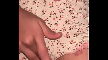 Perempuan Berhijab Muslim Mengelus Klitoris Basahnya Dan Memuaskan Vaginanya Dengan Jari-jemari Liar