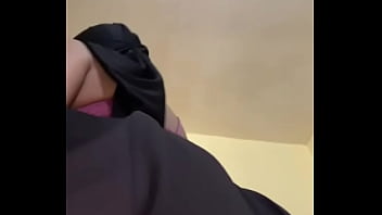 Gadis Berhijab Solo Dengan Pantat Arab Gede Main-main Dengan Bokong Bulatnya Dan Pantat Montok Yang Bergoyang Menggoda