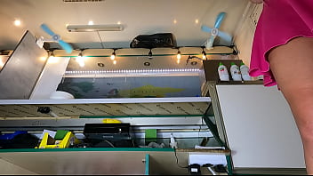 Pantat Seksi Ini Menggoda Saat Dia Membungkuk Meraih Rak Terbawah