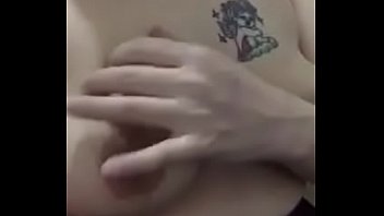 Gadis Tionghoa Dengan Payudara Besar Memuaskan Diri Dengan Jarinya