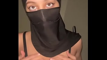 Payudara Arab Montok Bergoyang Di Balik Hijab • Memek Muslim Ini Dipermainkan Di Depan Kamera