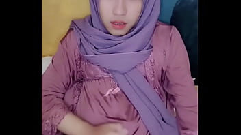 Gadis Solo Berhijab Yang Menggoda Dengan Gaya Crossdress