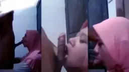 Mbak Pembantu Berjilbab Ngesotin Kontol Gede Sampai Crot