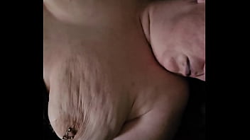 Menyemprotkan Cairan Panasku Ke Wajah Ibu Tiriku