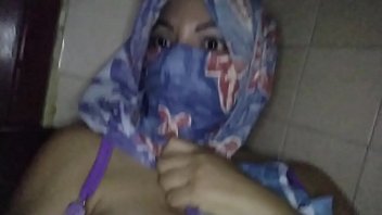 Ibu Berhijab Arab Asli Masturbasi Saat Suami Di Ruang Lain, Memancurkan Pussy