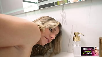 Ibu Tiri Cory Chase Memperlihatkan Vagina Mulusnya Dan Membiarkanku Menghajar Pantatnya Di Kamar Mandi