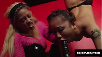 Maxine X Yang Montok Dan Siren Thorn Beraksi Terbalik Dalam Aksi Lesbi Yang Menggoda