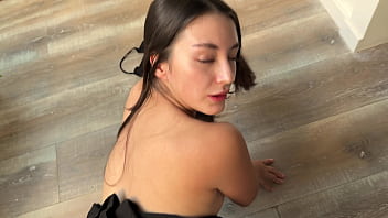 Kakak Tiriku Ketahuan Lagi Asyik Ngewein Diri, Lalu Dia Ejakulasi Di Seragam Sekolahku!