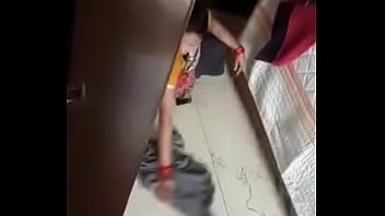 Pelayan Desi Membuka Pakaiannya Dengan Genit