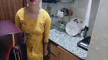 Aku Menemukan Ibu Tiriku Yang Bergairah Di Dapur – Film Panas Hindi