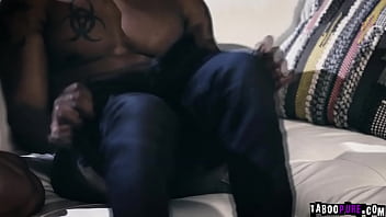 Alex Coal Membungkuk, Menerima Tusukan Ganas Dari Belakang