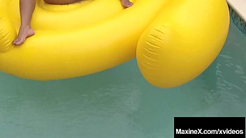 Maxine X, Milf Asia Yang Bergairah, Menggila Dengan Kontol Besar