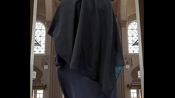 Mencoba Abaya Dan Hijab Yang Menggoda